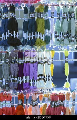 Fils de coton colorés dans un magasin de laine photo Bo Arrhed Banque D'Images