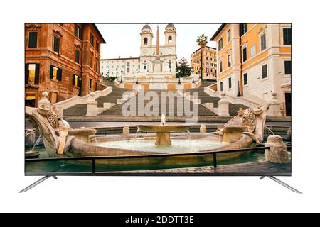 Un téléviseur moderne avec une résolution de 8K qui montre les marches espagnoles sur la place d'Espagne à Rome, Italie. Téléviseur isolé sur fond blanc Banque D'Images