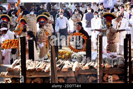 Guwahati, Assam, Inde. 26 novembre 2020. Les gens se sont mis à rendre hommage à Tarun Gogooi, ancien ministre en chef de l'Assam, au terrain de crémation de Nabagraha, à Guwahati. Tarun Gogoi, 86 ans, est décédé lundi à l'hôpital du Collège médical de Gauhati où il recevait des traitements pour les complications post-coronavirus COVID-19. Crédit : David Talukdar/ZUMA Wire/Alay Live News Banque D'Images