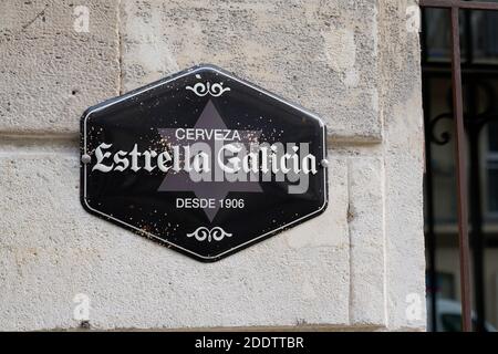 Bordeaux , Aquitaine / France - 11 11 2020 : logo Estrella Galice et texte sur le bar restaurant pub de brasserie basé à la Curuna en Espagne Banque D'Images