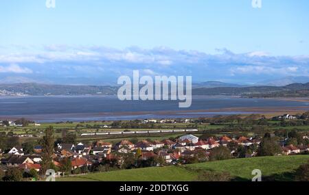 Avanti sur la côte ouest du train Pendolino sur la ligne principale de la côte ouest En passant par la baie de Morecambe Banque D'Images