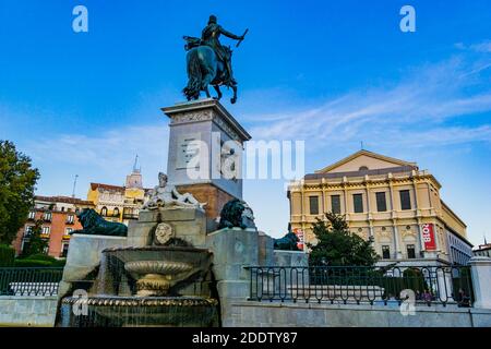 Plaza de oriente. Façade occidentale du Théâtre Royal et statue équestre de Felipe IV, par Pietro Tacca.Madrid, Comunidad de Madrid, Espagne, Europe Banque D'Images