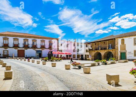 Plaza Joao III, deux statues en bronze avec les costumes régionaux typiques de la région de Tras os Montes, en arrière-plan le Museu da Terra de Banque D'Images