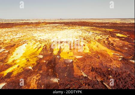 Les sources et les bassins de soufre ou de soufre et les formations rocheuses dans la dépression de Danakil à Afar, en Éthiopie Banque D'Images