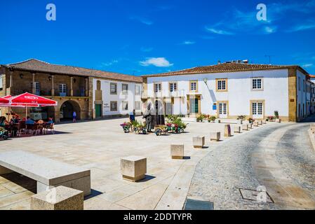 Plaza Joao III, deux statues en bronze avec les costumes régionaux typiques de la région de Tras os Montes, en arrière-plan le Museu da Terra de Banque D'Images