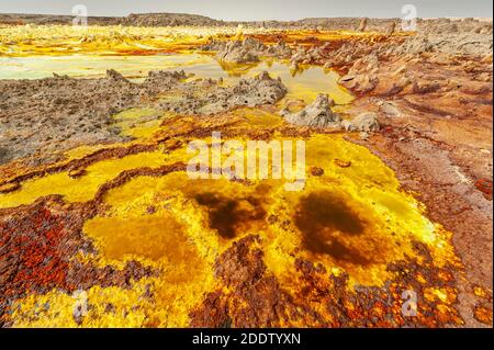 Les sources et les bassins de soufre ou de soufre et les formations rocheuses dans la dépression de Danakil à Afar, en Éthiopie Banque D'Images