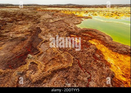 Les sources et les bassins de soufre ou de soufre et les formations rocheuses dans la dépression de Danakil à Afar, en Éthiopie Banque D'Images