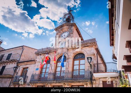 Tour de l'horloge de l'hôtel de ville et la cloche, avec laquelle le conseil a été joué dans la Villa, place principale. Fermoselle est un petit village médiéval. Fermos Banque D'Images