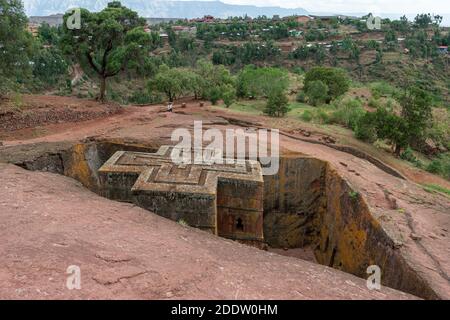 Pèlerins à l'église monolithe de Saint George, à Lalibela, en Éthiopie Banque D'Images