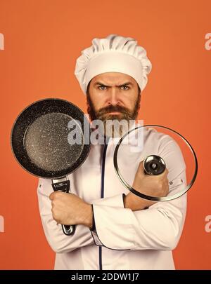 Cuisson régulière. Préparer la nourriture dans la cuisine. Concept de cuisine. Poêle à frire de haute qualité. Homme barbu cuisinier uniforme blanc. Cuisine comme pro. Repas savoureux et facile préparé à la maison. Petit-déjeuner fait maison. Banque D'Images