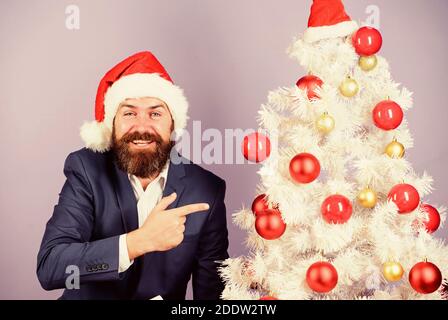 Routine de décembre. Une très belle décoration. Décorations de Noël. Arbre de Noël réutilisable. Décorations d'hiver. Décoration de sapin de Noël. L'homme boss barbu santa la préparation de célébrations. Concept de la tradition. Banque D'Images