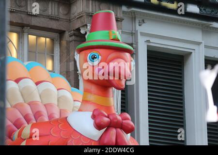 New York, N.Y/USA – 25 novembre 2020 : une dinde gonflable sur le côté du grand magasin Macy. Crédit : Gordon Donovan/Alay Live News Banque D'Images