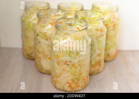 Fermentation de la choucroute dans un pot en verre. Couper le chou blanc fermenté par des bactéries d'acide lactique Banque D'Images