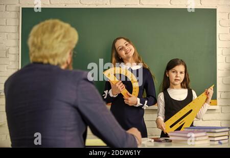 Étudiez ensemble. Enseignant et enfants en classe. Groupe de discussion des enfants et des enseignants. Dialogue et communication. La vie scolaire quotidienne. Retour à l'école. Aide et assistance. Utiliser efficacement les sources primaires. Banque D'Images