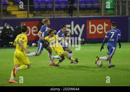 BARROW DANS FURNESS, ANGLETERRE. 26 NOVEMBRE Chris Taylor et Josh Kay de Barrow en action avec Alex Woodyard de Wimbledon lors du match de la coupe FA entre Barrow et AFC Wimbledon à Holker Street, Barrow-in-Furness, le jeudi 26 novembre 2020. (Credit: Mark Fletcher | MI News) Credit: MI News & Sport /Alay Live News Banque D'Images