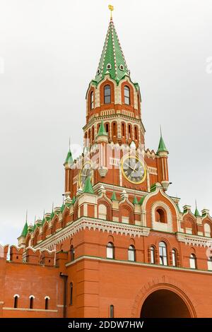 Yoshkar-Ola, mari El, Russie 30 juillet 2020 : sommet de la tour du Kremlin Spasskaya, journée nuageux Banque D'Images