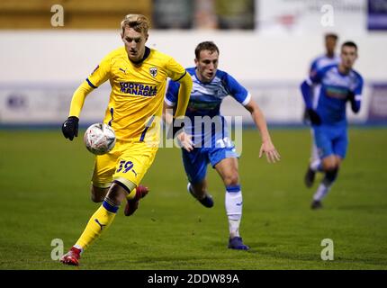 Joe Pigott (à gauche) de l'AFC Wimbledon et Scott Wilson de Barrow se battent pour le ballon lors du premier match de la coupe Emirates FA au stade progression Solicitors, Barrow. Banque D'Images