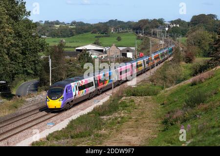 Avanti côte ouest Alstom Pendolino Pride train 390119 sur le ligne principale de la côte ouest dans le Lancashire Banque D'Images