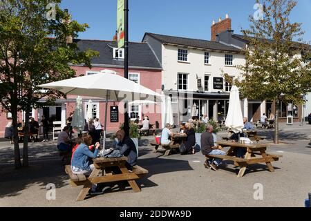 Personnes assises à des tables à la maison publique en plein air pendant une pandémie, Abergavenny, pays de Galles, Royaume-Uni Banque D'Images