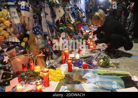 Naples, Italie. 26 novembre 2020. Un supporter rend hommage aux hommages laissés sur les clôtures en face du stade de San Paolo lors du deuil de la mort du footballeur Diego Armando Maradona le 26 novembre 2020 à Naples, en Italie. Diego Armando Maradona est mort à l'âge de 60 ans après un arrêt cardiaque alors qu'il était à son domicile à Tigre, en Argentine, où il convalescing après une opération cérébrale trois semaines plus tôt. Crédit : Agence photo indépendante/Alamy Live News Banque D'Images