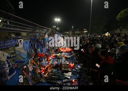 Naples, Italie. 26 novembre 2020. Un supporter rend hommage aux hommages laissés sur les clôtures en face du stade de San Paolo lors du deuil de la mort du footballeur Diego Armando Maradona le 26 novembre 2020 à Naples, en Italie. Diego Armando Maradona est mort à l'âge de 60 ans après un arrêt cardiaque alors qu'il était à son domicile à Tigre, en Argentine, où il convalescing après une opération cérébrale trois semaines plus tôt. Crédit : Agence photo indépendante/Alamy Live News Banque D'Images