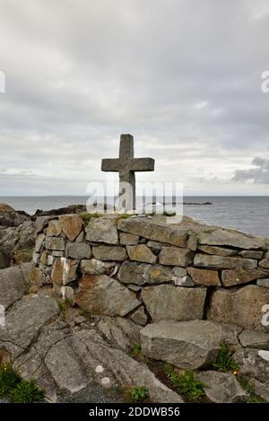 Le Mémorial des pêcheurs de Ferkingstad, Karmoy, Norvège, commémorant la vie des pêcheurs perdus dans les eaux américaines. Banque D'Images