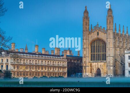 Cambridge Kings College et Clare College à la tombée de la nuit, avec une douce brume qui s'élève du River Cam. Banque D'Images