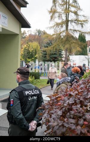 Bardejov, Slovaquie - 31 octobre 2020 : la deuxième phase des tests de masse Covid 19 a commencé. L'homme de police contrôle les personnes pour rester à distance de sécurité. Banque D'Images