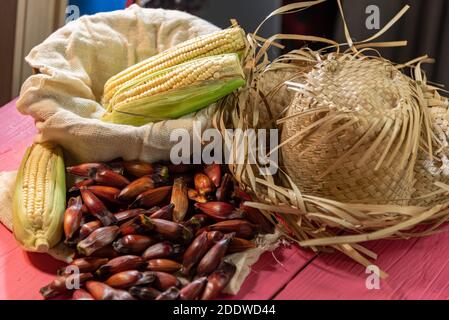 Panoramic view of rustic wooden table with ingredients for cooking and stuffing. Typical Latin American and Brazilian food. Delicacies for June partie Banque D'Images