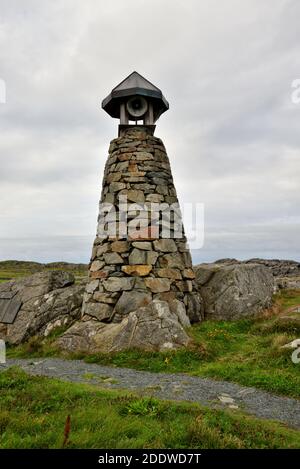 Le Mémorial des pêcheurs de Ferkingstad, Karmoy, Norvège, commémorant la vie des pêcheurs perdus dans les eaux américaines. Banque D'Images