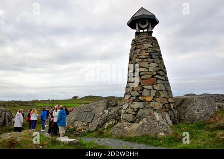 Touristes au Mémorial des pêcheurs de Ferkingstad, Karmoy, Norvège, qui commémore la vie des pêcheurs perdus dans les eaux américaines. Banque D'Images