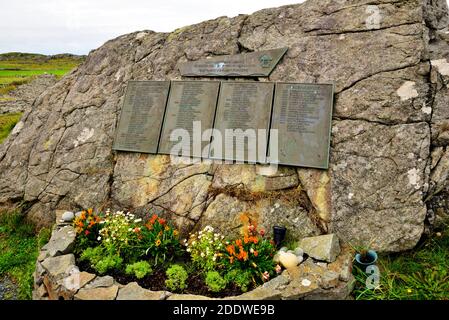 Plaque commémorative du Mémorial des pêcheurs de Ferkingstad, Karmoy, Norvège, commémorant la vie des pêcheurs perdus dans les eaux américaines. Banque D'Images