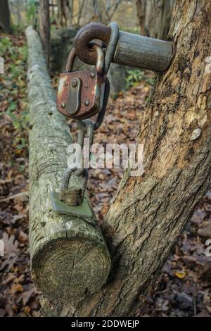 vieux cadenas rouillé sur une barrière rurale Banque D'Images