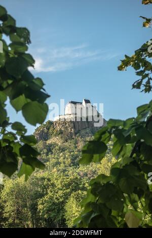 Château de Fuzer au sommet d'une colline volcanique dans le nord de la Hongrie Banque D'Images