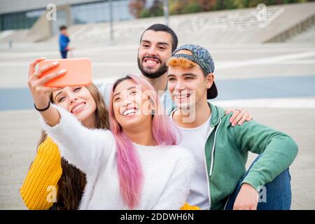 Groupe de jeunes amis prenant un selfie dans la ville - heureux de la génération du millénaire partageant du contenu sur les médias sociaux - les gens, la technologie et le style de vie Banque D'Images