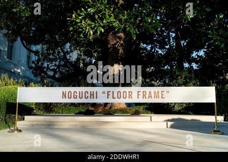 Un ruban marque l'endroit du dévoilement de la sculpture "Floor Frame" d'Isamu Noguchi dans le jardin des roses de la Maison Blanche le 20 novembre 2020 à Washington, DC. Banque D'Images
