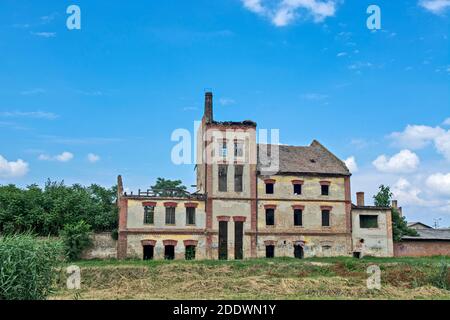 Zrenjanin, Serbie, 04 juillet 2020. Ancienne usine abandonnée qui a été complètement détruite. L'usine a été abandonnée et le bâtiment était dans un état de di Banque D'Images