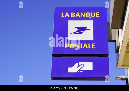 Bordeaux , Aquitaine / France - 11 11 2020 : panneau de signalisation la Banque postale logo bleu atm et texte bureau de magasin agence postale de la banque française Banque D'Images