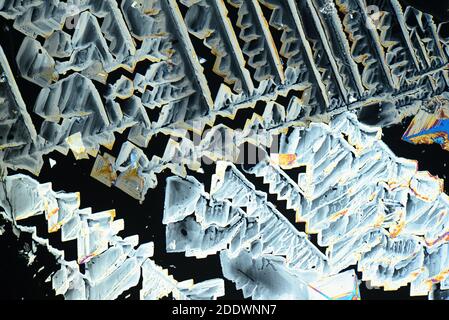Cristaux de chlorate de potassium sous microscope avec lumière polarisée Banque D'Images