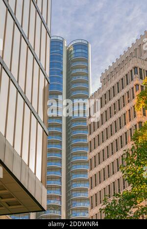 Vancouver, C.-B., Canada-novembre 1,2020. Le centre-ville avec de grands bureaux de Vancouver. Mise au point sélective, photo de voyage, vue sur la rue. Banque D'Images