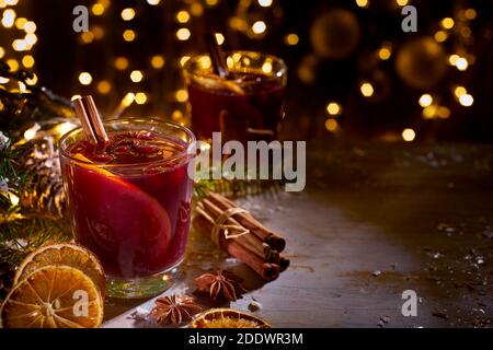 Verre de vin chaud sur les décorations de noël Banque D'Images