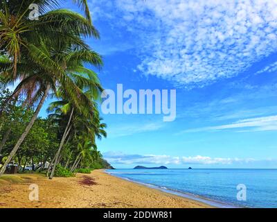 Trinity Beach à Palm Cove et les îles au large un de ces jours Banque D'Images