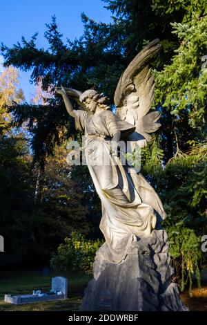 Tombe de Reginald Howell avec une statue d'un ange dans le cimetière du Sud, cimetière de Brookwood Glades of Remembrance, Woking, Surrey, sud-est de l'Angleterre Banque D'Images