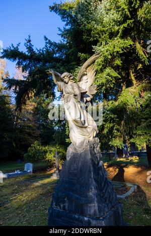 Tombe de Reginald Howell avec une statue d'un ange dans le cimetière du Sud, cimetière de Brookwood Glades of Remembrance, Woking, Surrey, sud-est de l'Angleterre Banque D'Images