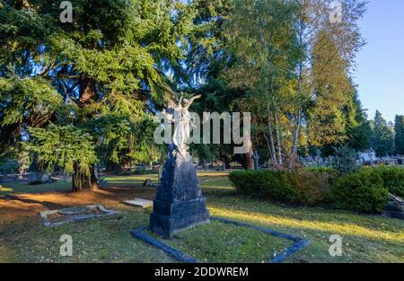 Tombe de Reginald Howell avec une statue d'un ange dans le cimetière du Sud, cimetière de Brookwood Glades of Remembrance, Woking, Surrey, sud-est de l'Angleterre Banque D'Images