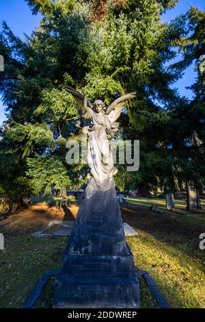 Tombe de Reginald Howell avec une statue d'un ange dans le cimetière du Sud, cimetière de Brookwood Glades of Remembrance, Woking, Surrey, sud-est de l'Angleterre Banque D'Images