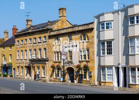 Vue sur le Lygon Arms Hotel, une ancienne auberge de coaching à High Street, Chipping Campden, une petite ville de marché dans les Cotswolds à Gloucestershire Banque D'Images