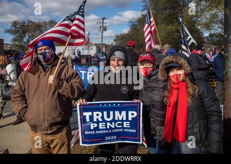 Pro Trump se rallie dans un bar de musique country du quartier de Mount Greenwood, à l'extrême sud de Chicago, le dimanche précédant le jour des élections. Le rassemblement en plein air a eu lieu dans un parking à côté du bar et le long de la 111e rue, un quartier très animé. Banque D'Images