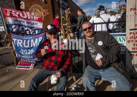 Pro Trump se rallie dans un bar de musique country du quartier de Mount Greenwood, à l'extrême sud de Chicago, le dimanche précédant le jour des élections. Le rassemblement en plein air a eu lieu dans un parking à côté du bar et le long de la 111e rue, un quartier très animé. Banque D'Images