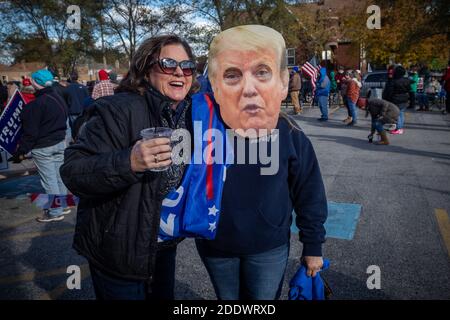 Pro Trump se rallie dans un bar de musique country du quartier de Mount Greenwood, à l'extrême sud de Chicago, le dimanche précédant le jour des élections. Le rassemblement en plein air a eu lieu dans un parking à côté du bar et le long de la 111e rue, un quartier très animé. Banque D'Images